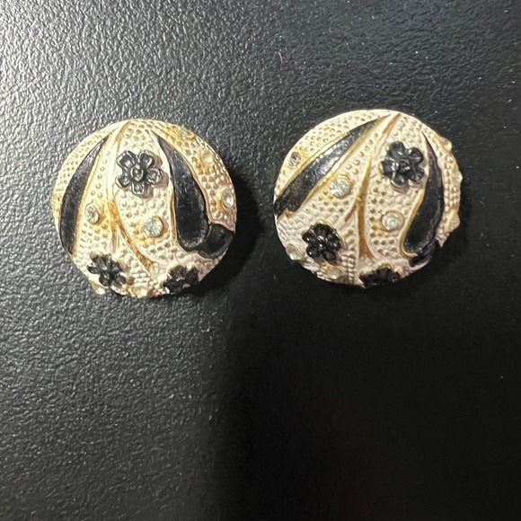 Vintage BSK Clip On Earrings White Enamel Blue Flowers Gold Tone‎ - Picture 3 of 10